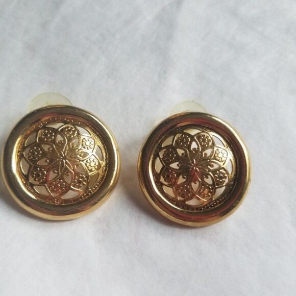 3 pair Vintage Gold Tone Pierced Earrings - Picture 6 of 7
